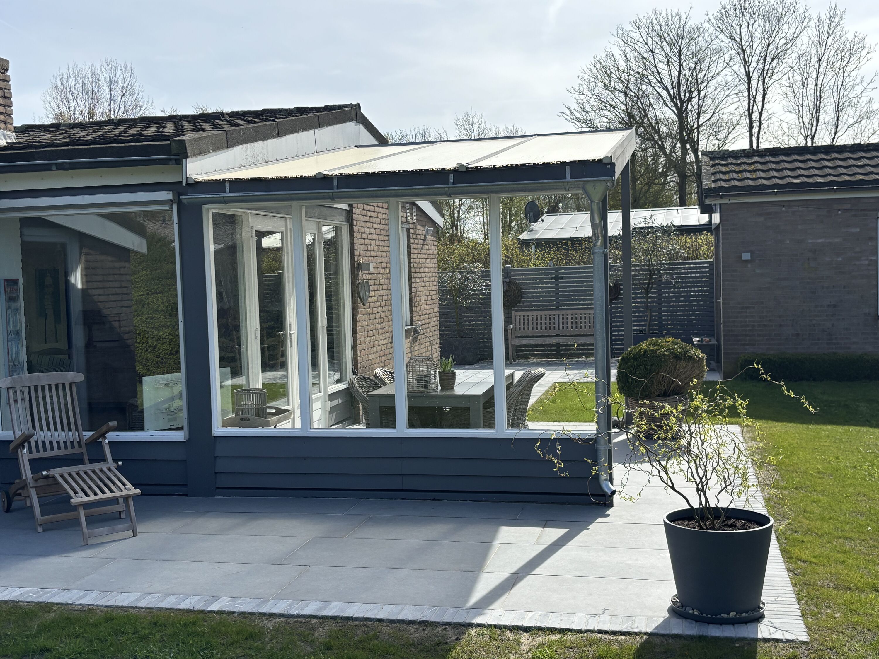 Rückseitige Terrasse