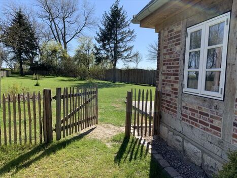 großer eingezäunter Garten