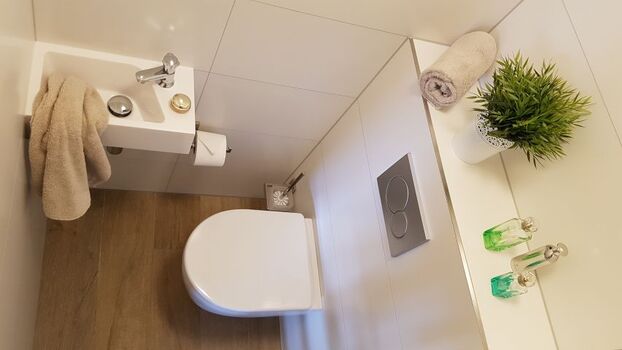 Separates WC mit Waschbecken