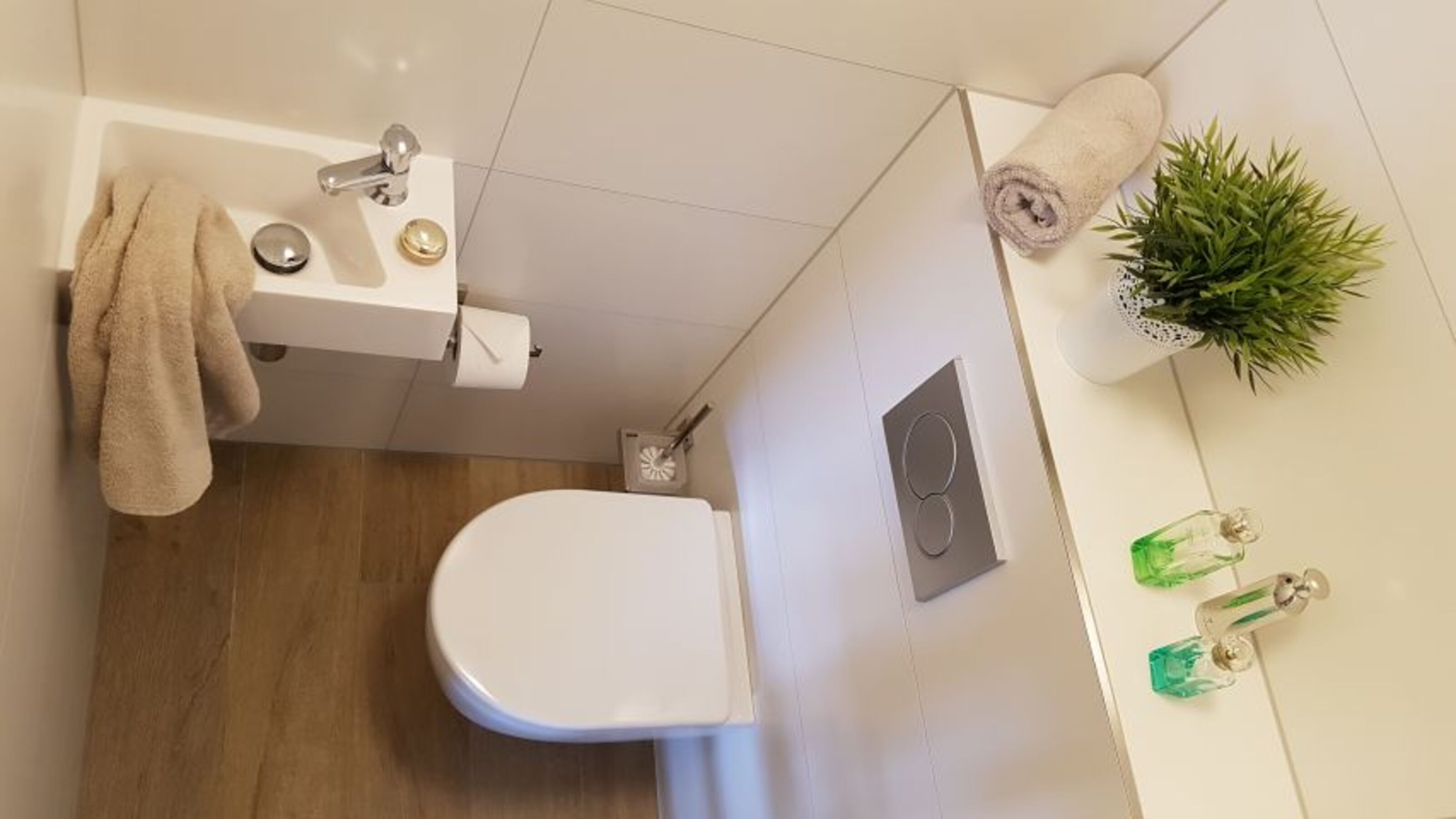 Separates WC mit Waschbecken
