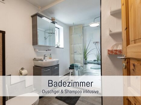 Badezimmer  mit Dusche 