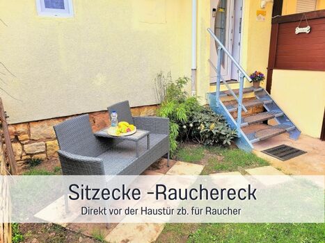 Sitzecke vor der Haustür,  von Rauchern gern genommen 