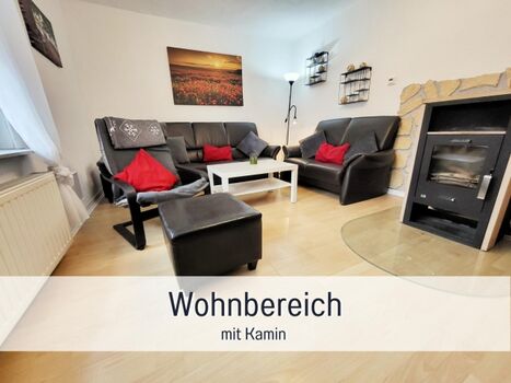 Wohnzimmer mit Kamin und Smart TV