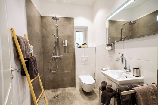 eines der beiden Duschbäder