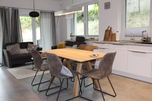 Blick über den Esstisch Richtung Sitzecke