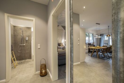 das Wohnzimmer im Spiegel betrachtet