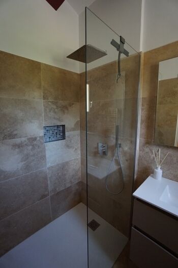 Dusche des roten Zimmers