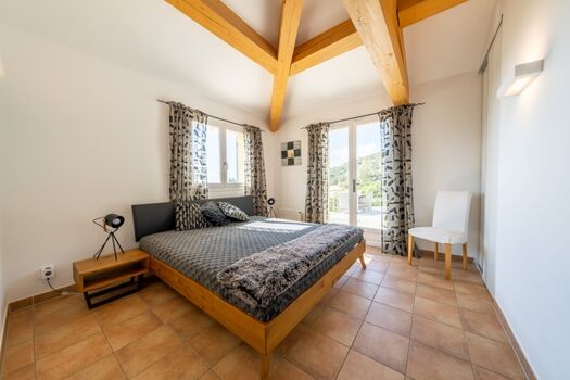 Schlafzimmer mit Ausgang zur Terrasse 