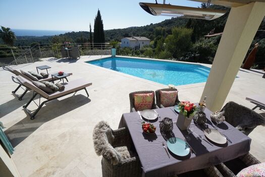 großzügige Terrasse