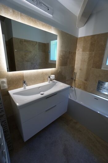 Badezimmer des neuen Zimmers