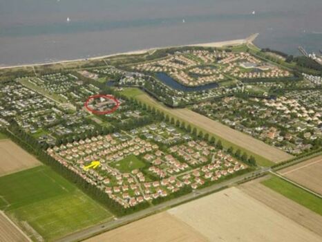 Der gelbe Pfeil zeigt auf das Ferienhaus