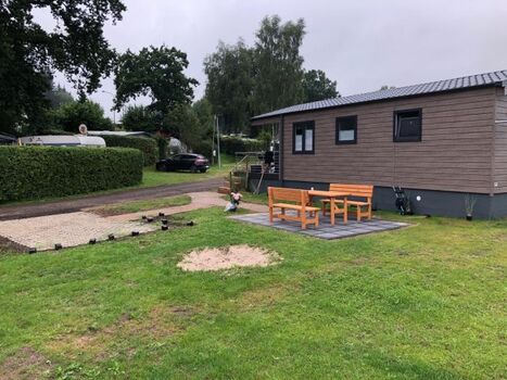 Die Gartenbank aus Holz läd zum Verweilen ein