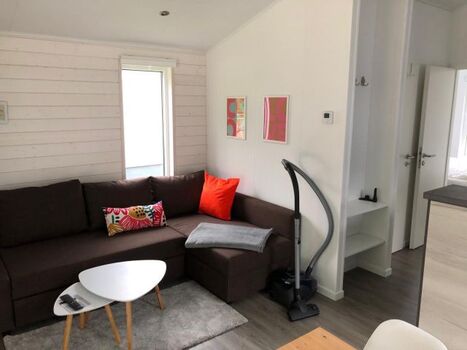 Wohnzimmer mit gemütlicher Couch