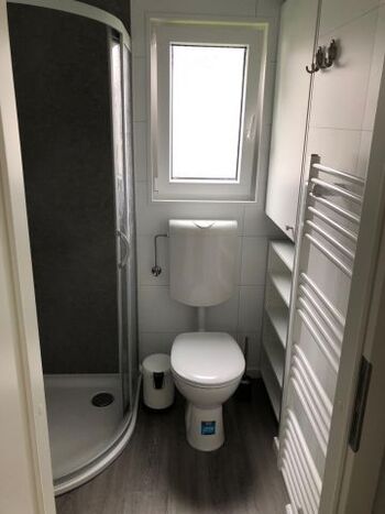 Bad mit Toilette und Dusche und Gastherme 