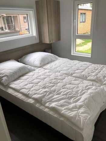 Ein Doppelbett im Hauptschlafzimmer