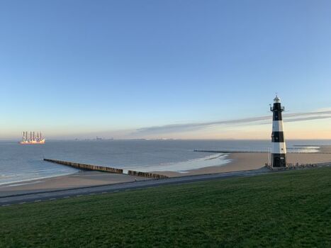 Strand mit Leuchtturm