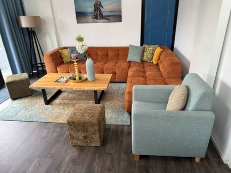 Wohnzimmer mit neuem Sofa
