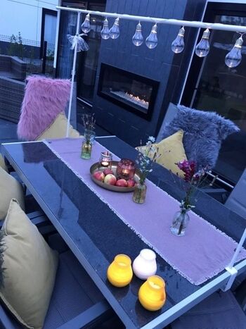 Terrasse mit Kamin im Hintergrund