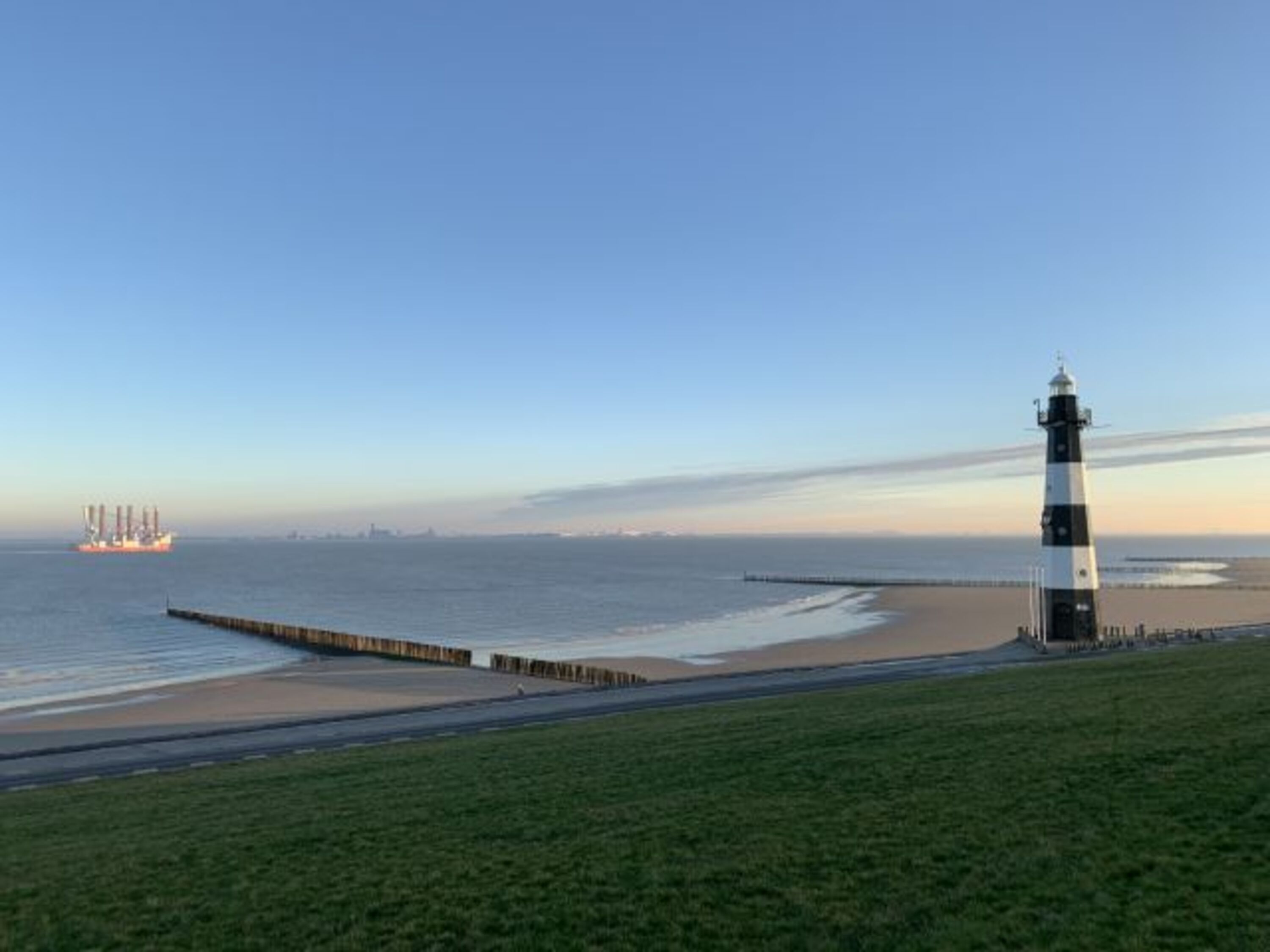 Strand mit Leuchtturm