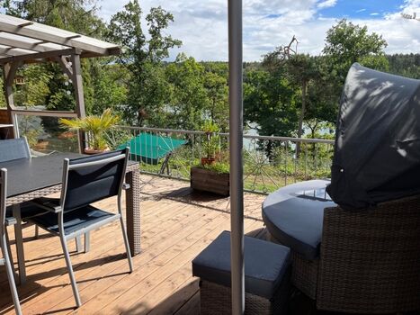 Terrasse mit Blick aufs Wasser