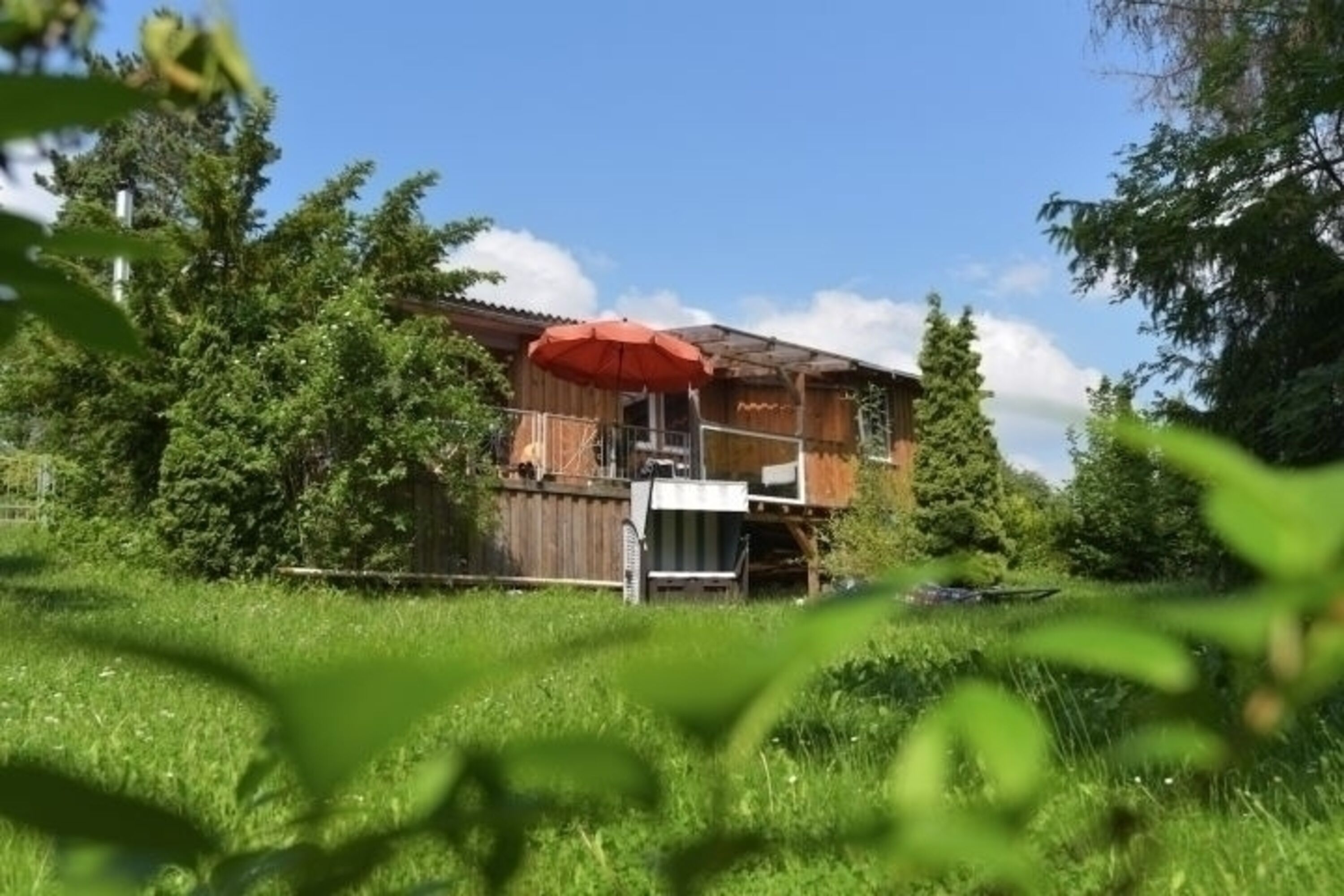 Ferienhaus mit Grundstück und Zugang zum Wasser