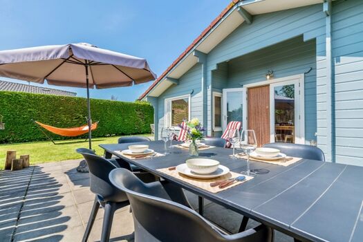 Die sonnige Terrasse mit Gartengruppe und Grill