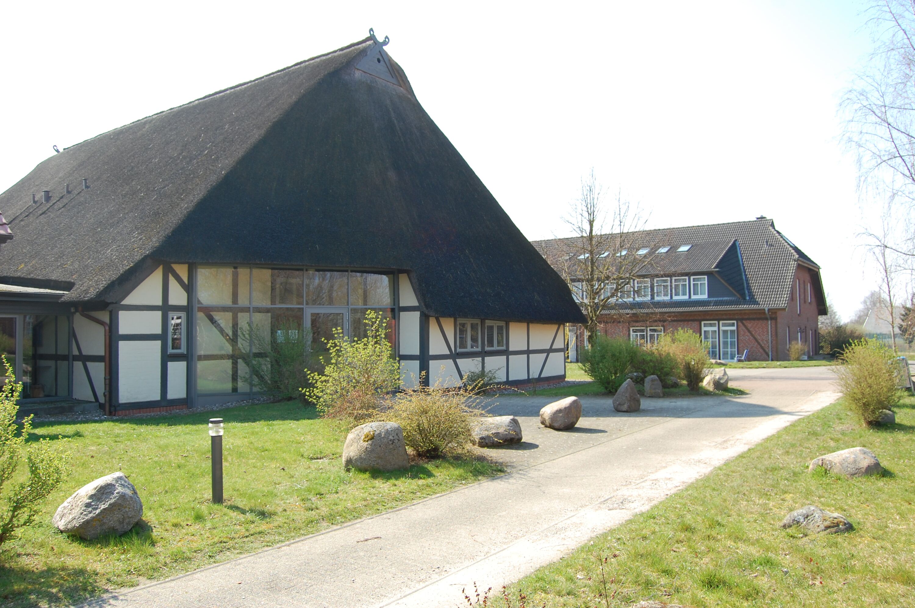 Hotelgebäude mit Freizeitscheune