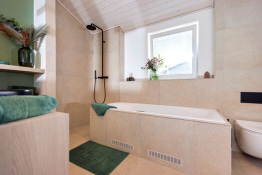 Badewanne und Dusche