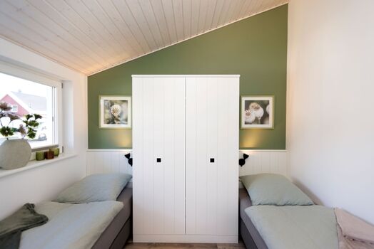 2. Schlafzimmer mit Einzelbetten und Schrank