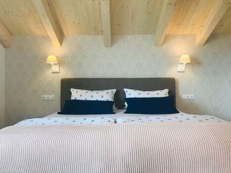 Gemütliches Boxspringbett (200 x 200 cm)