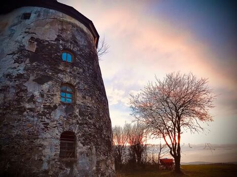 Die alte Turmwindmühle gleich hinter dem Haus