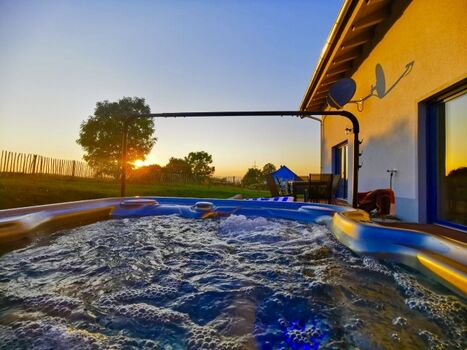 Der Außenwhirlpool bietet Platz für bis zu 3 Personen