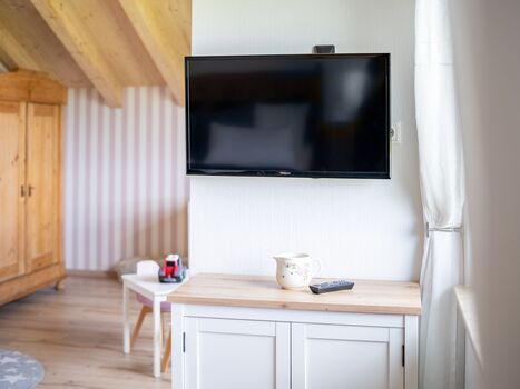 Schlafzimmer 2 im OG: Fernseher, Rolladen, Fliegengitter, Kleiderschrank, Kleider-Kommode.