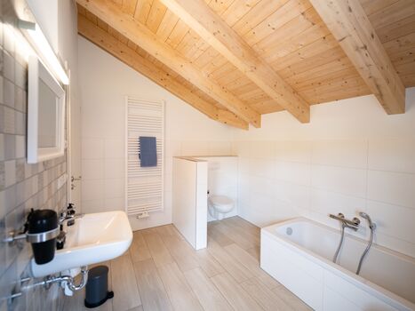 Bad 2 im OG: Badewanne, Dusche, Toilette, Waschbecken, Fön, Fliegengitter.