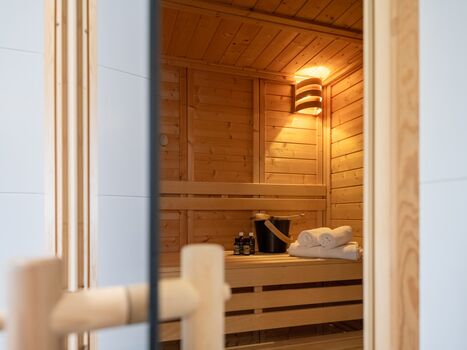Bad 1 im EG: Sauna mit Aufgüssen, Kopfauflagen und Eimerchen.