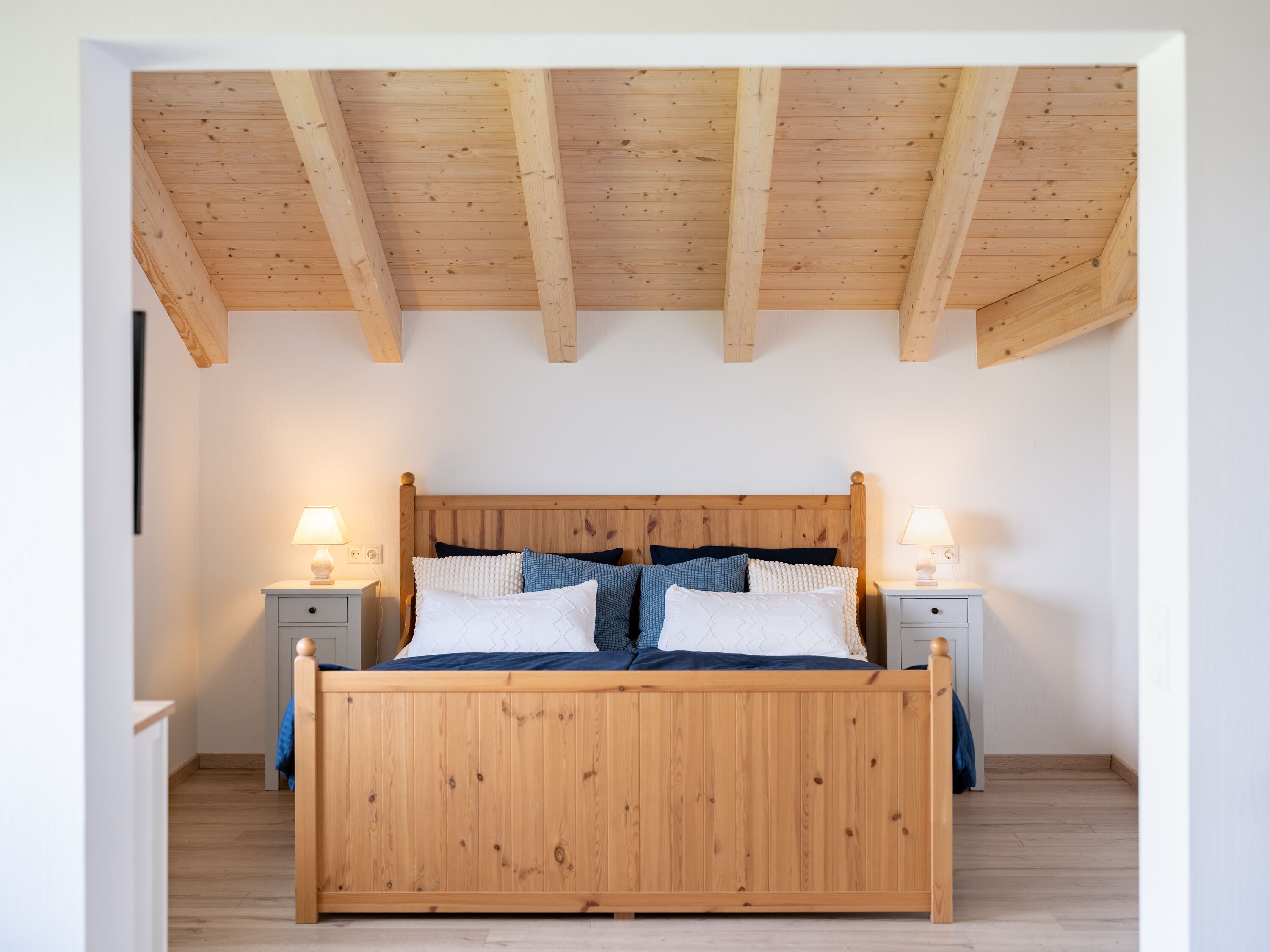 Schlafzimmer 2 im OG: 1 Kingsize-Bett 180 x 200.