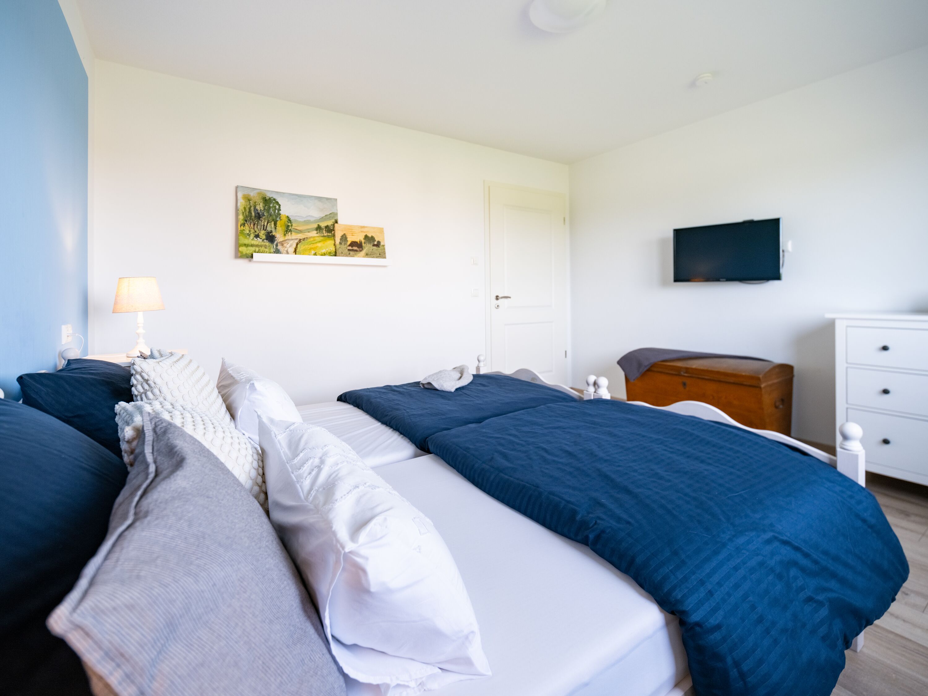 Schlafzimmer 1 im EG: Fernseher, Rolladen, Fliegengitter, Kleider-Kommode, Fernseher.