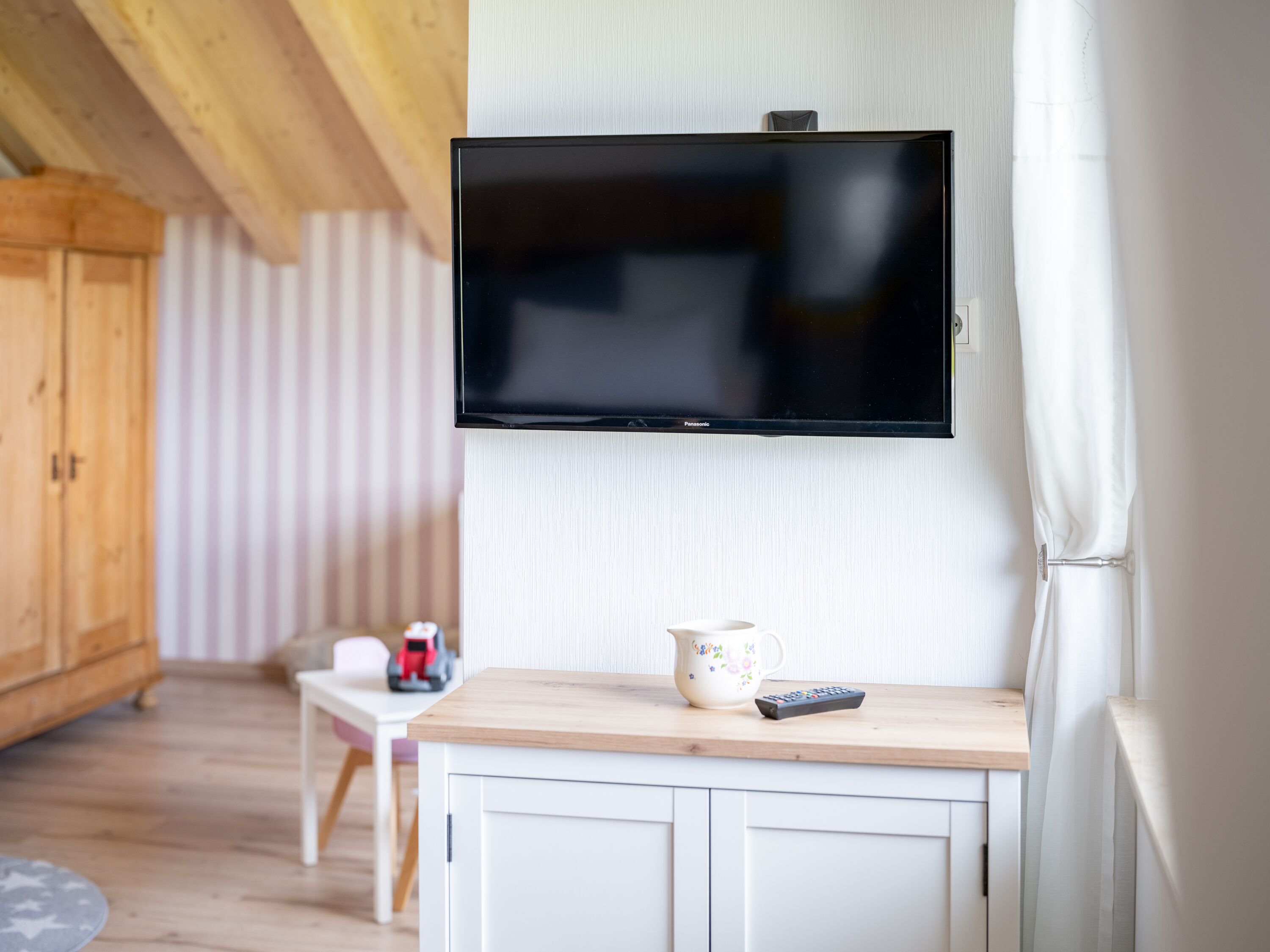 Schlafzimmer 2 im OG: Fernseher, Rolladen, Fliegengitter, Kleiderschrank, Kleider-Kommode.