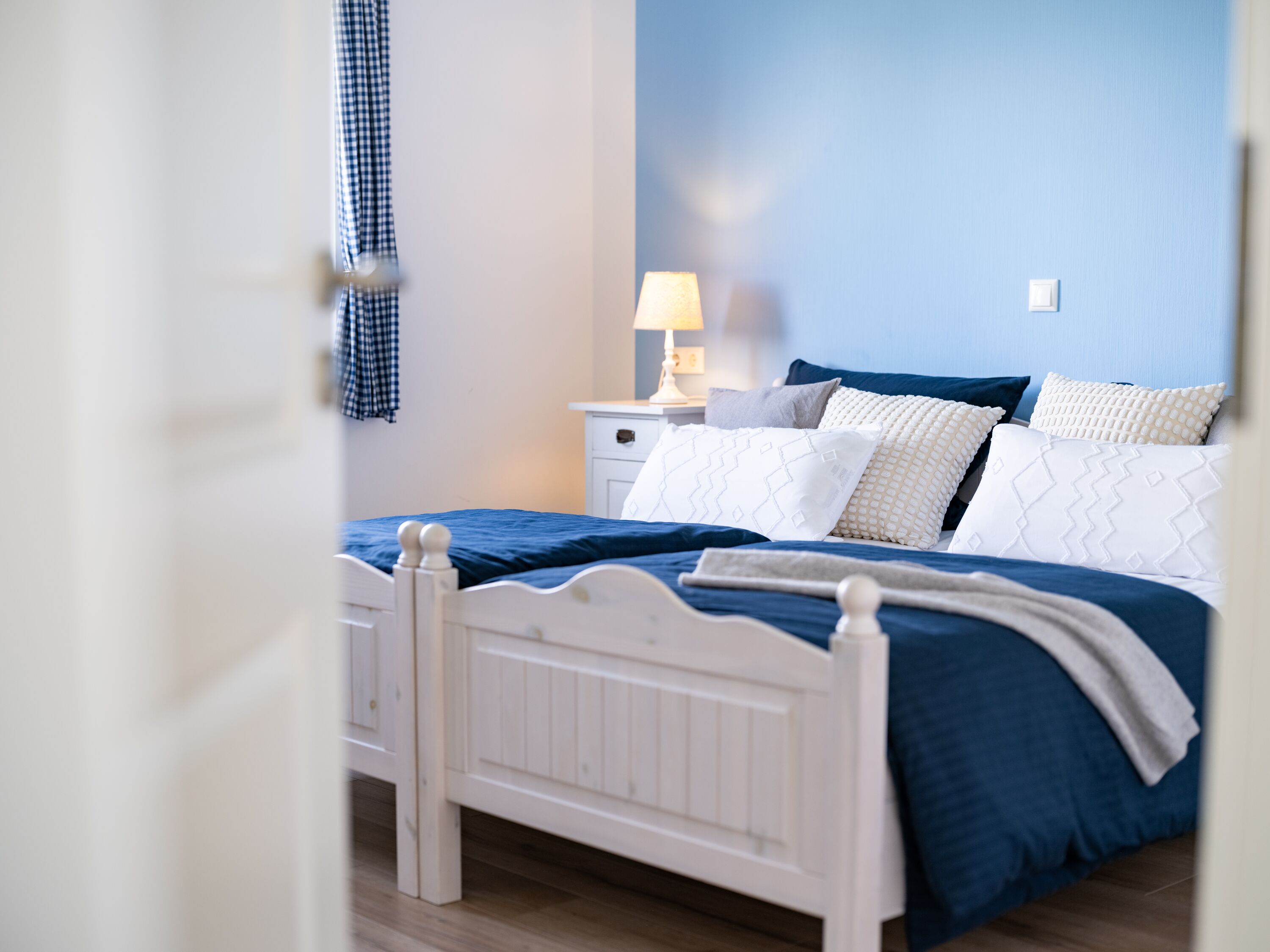 Schlafzimmer 1 im EG: 2 Betten mit jeweils 90 x 200, auseinanderschiebbar, barrierefrei.