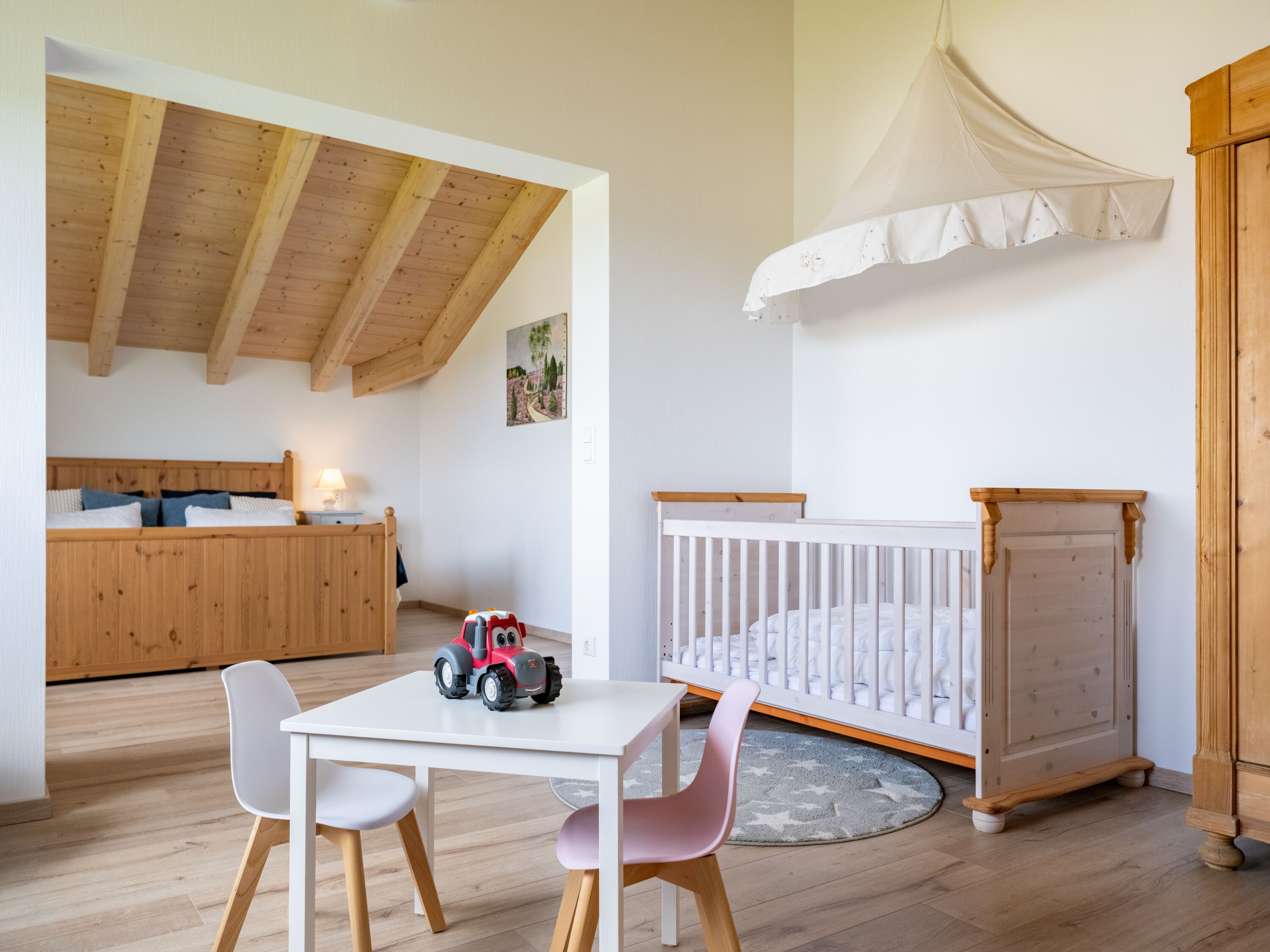 Schlafzimmer 2 im OG: Familienschlafzimmer mit Babybettchen 70 x 140, Spielecke, Sitzgruppe und Einschlaflicht.