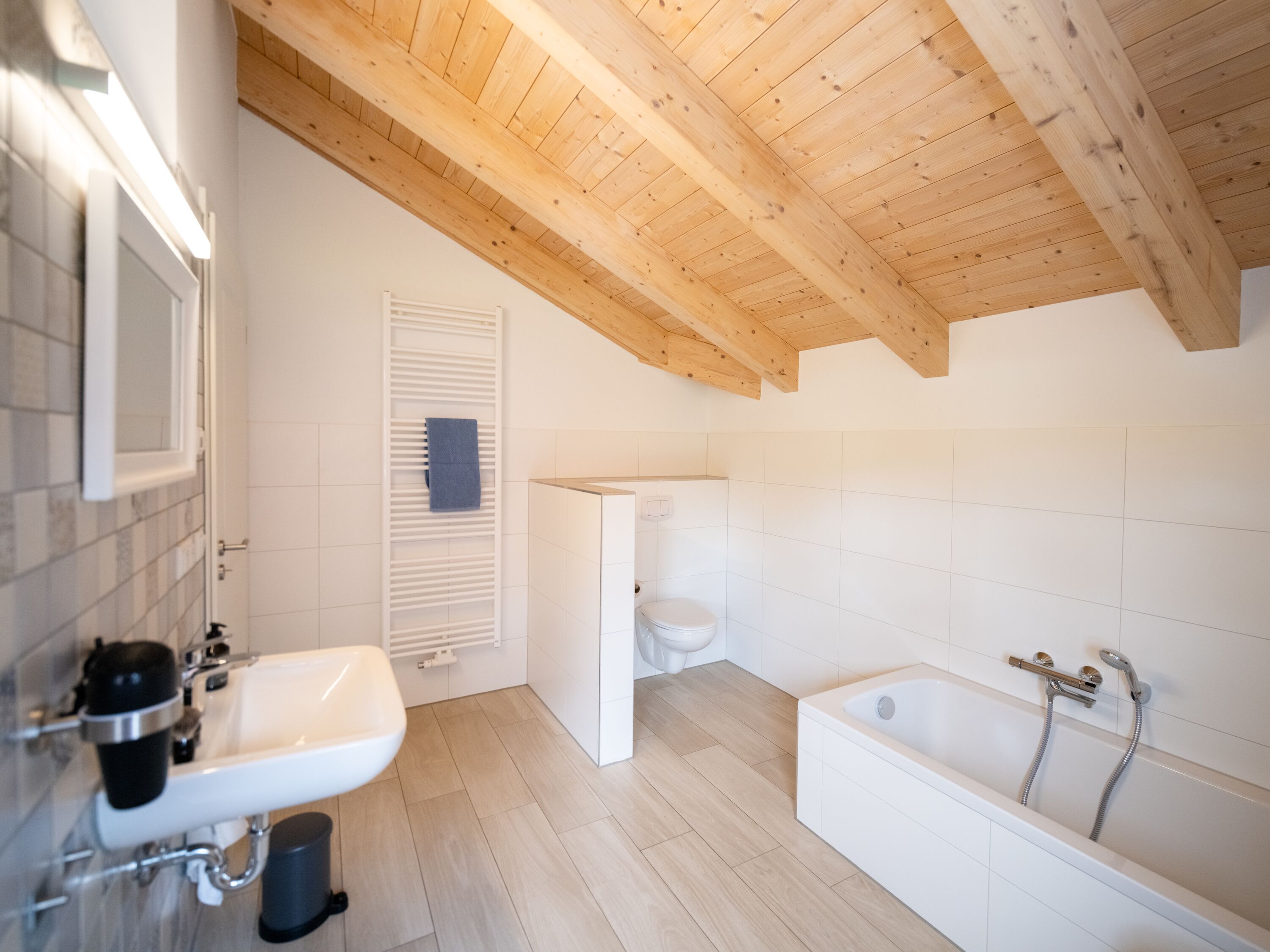 Bad 2 im OG: Badewanne, Dusche, Toilette, Waschbecken, Fön, Fliegengitter.