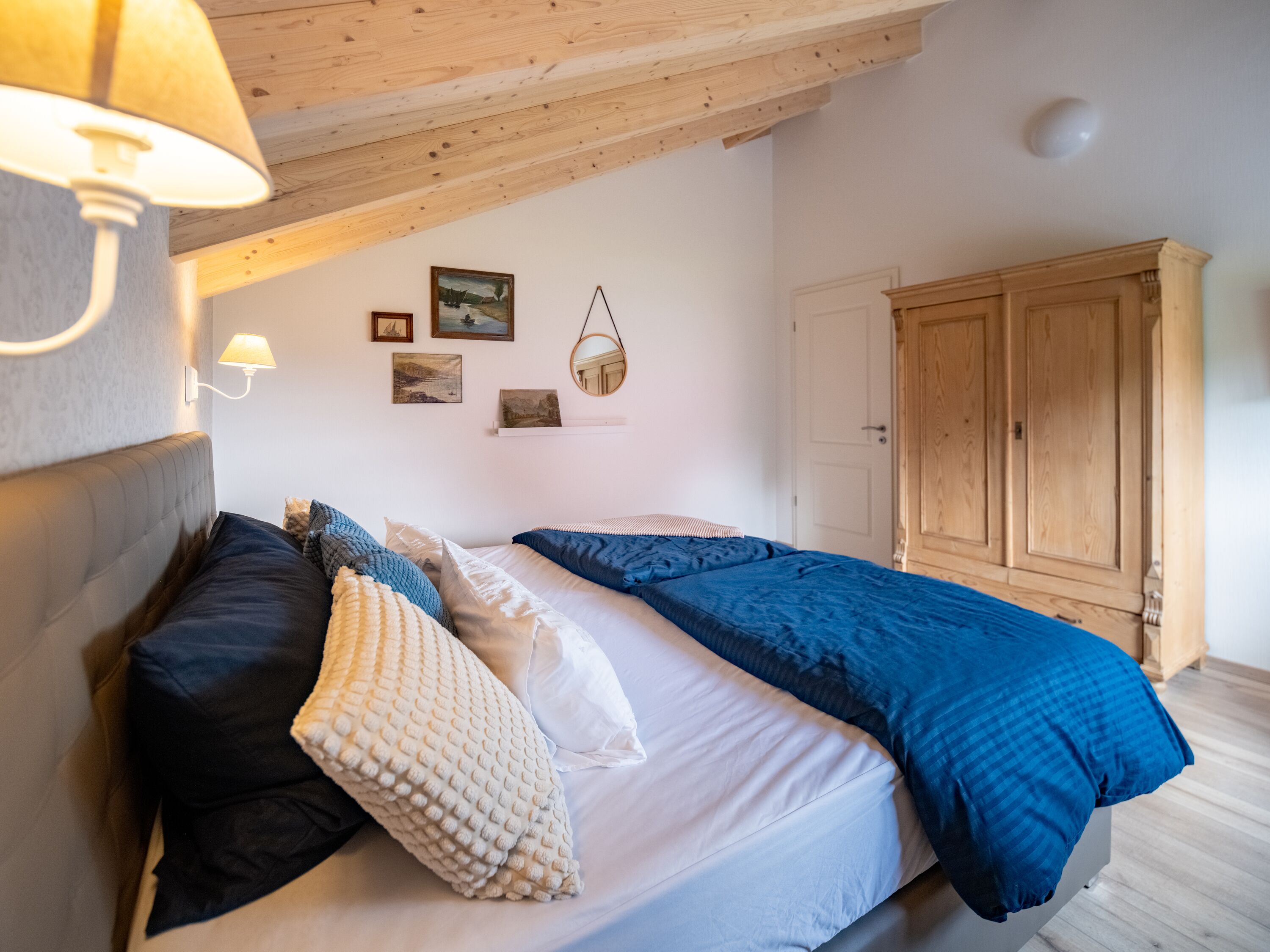Schlafzimmer 3 im OG: Fernseher, Kleiderschrank, Rolladen, Fliegengitter.