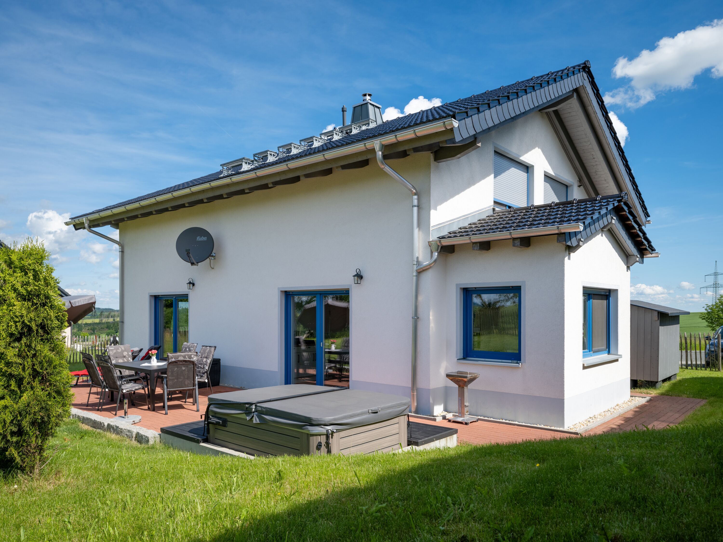 Landhaus Mühlenblick: Blick auf die Terrasse, den Whirlpool & den Garten.