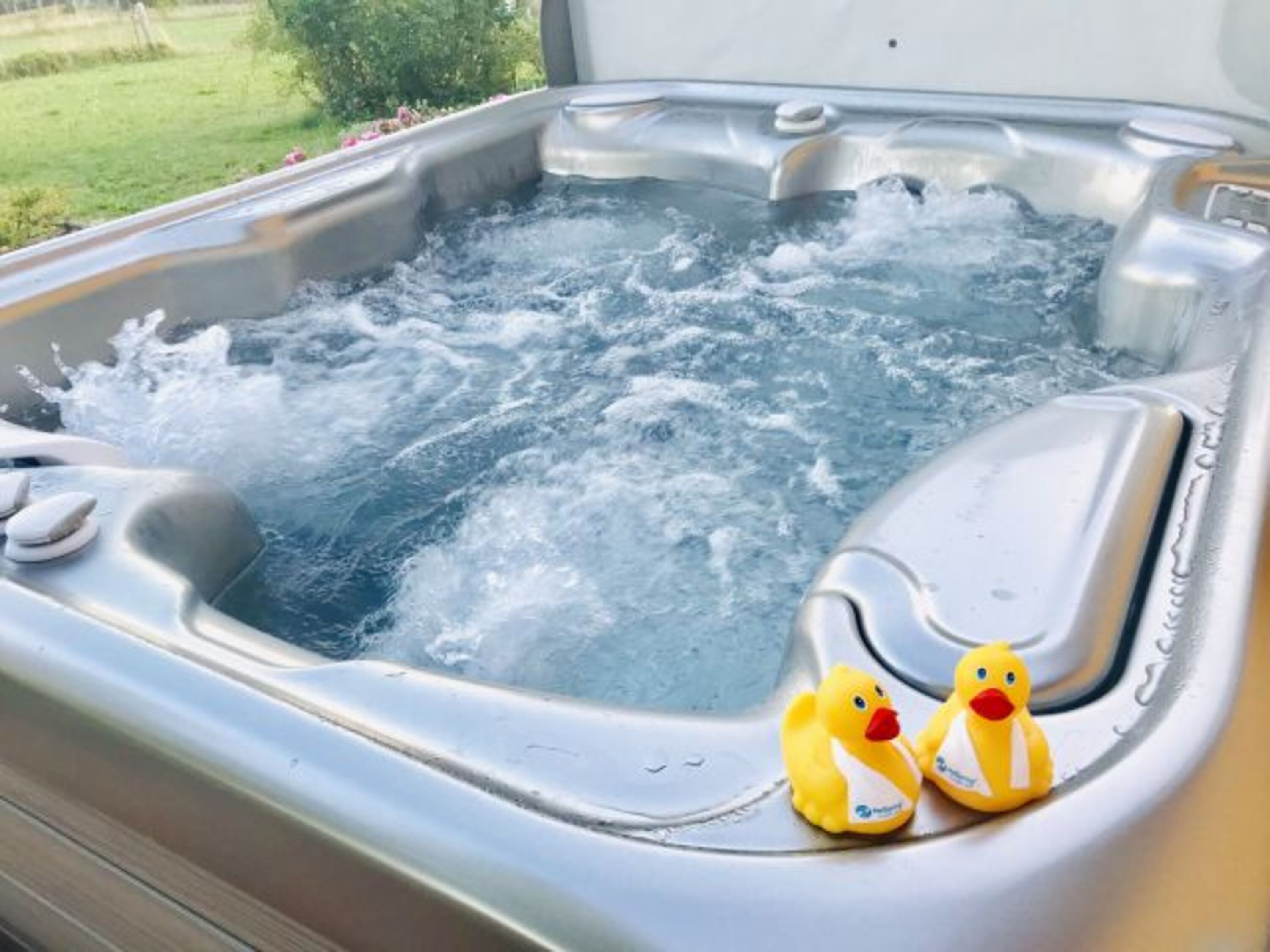 Der Pool lädt zum Entspannen ein.