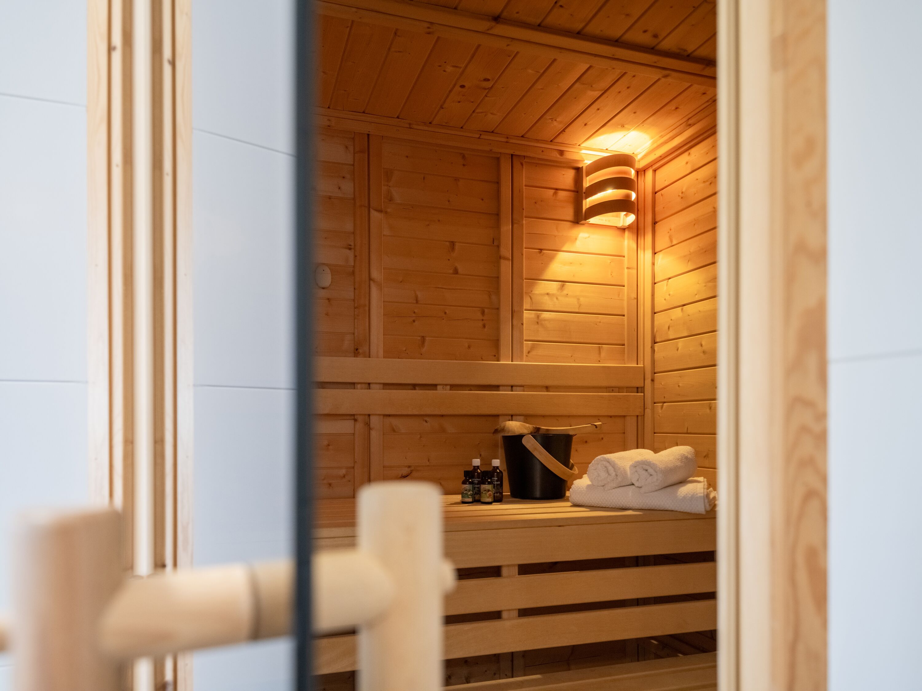 Bad 1 im EG: Sauna mit Aufgüssen, Kopfauflagen und Eimerchen.