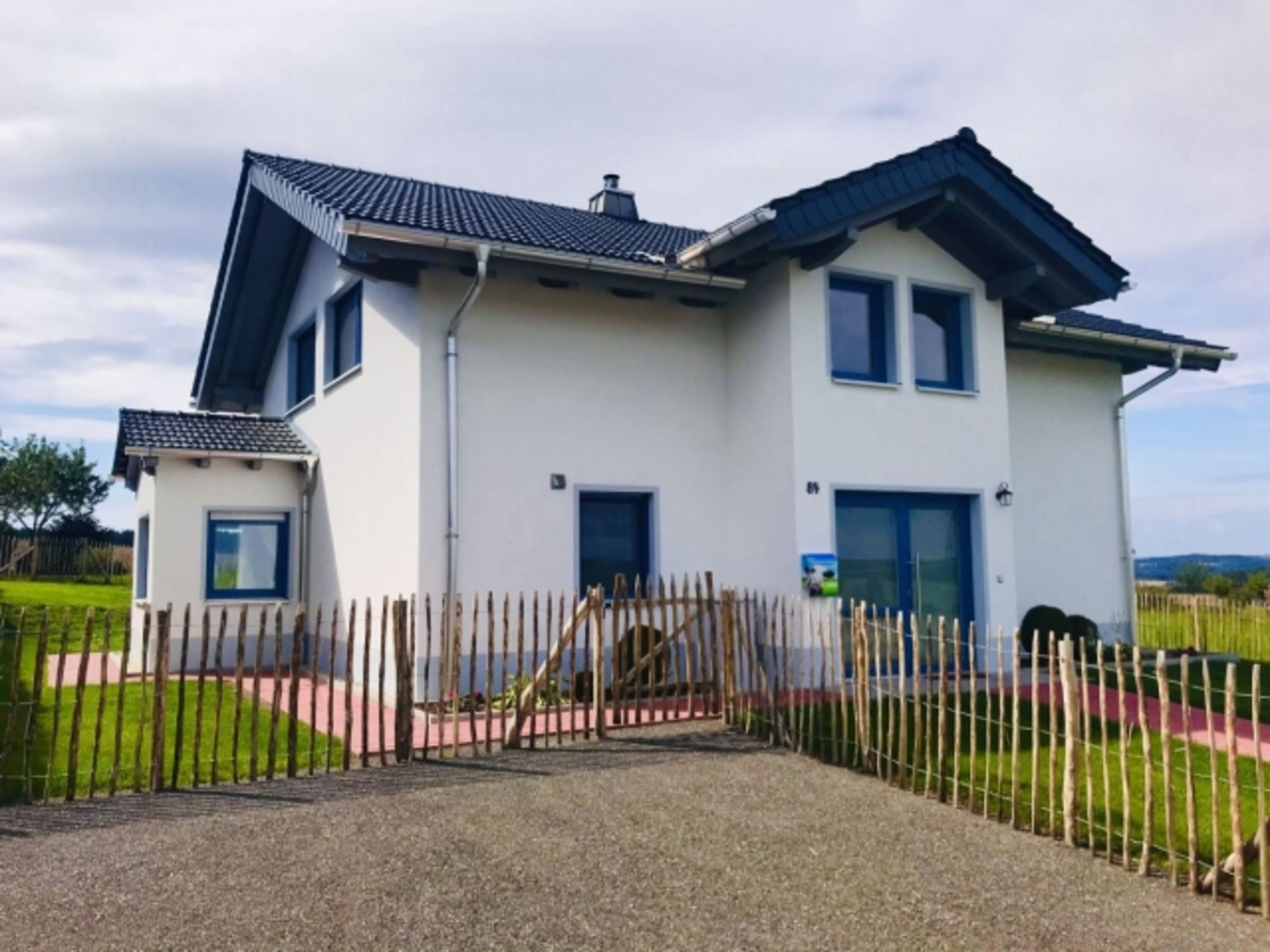 Landhaus Mühlenblick mit komplett umzäuntem Grundstück und 3 Parkplätzen.