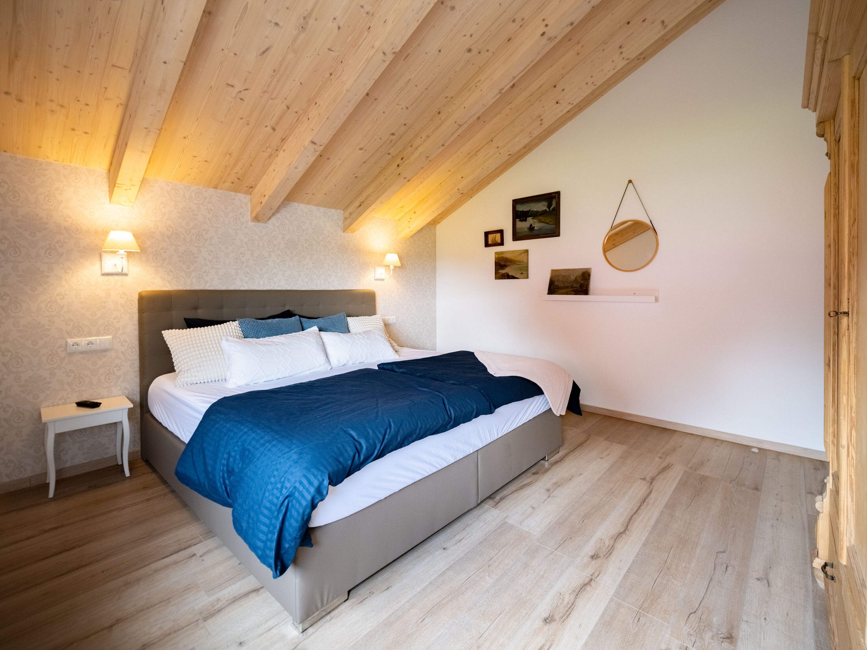 Schlafzimmer 3 im OG: Boxspringbett 200 x 200.
