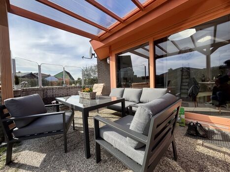 Gemütliche Lounge mit Überdachung