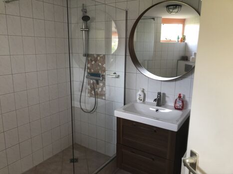 Bad 1 mit Dusche und Wc