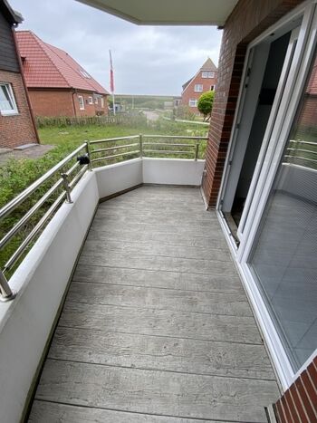 ... ... mit neuem fußfreundlichem Boden und Blick zur Strandmauer